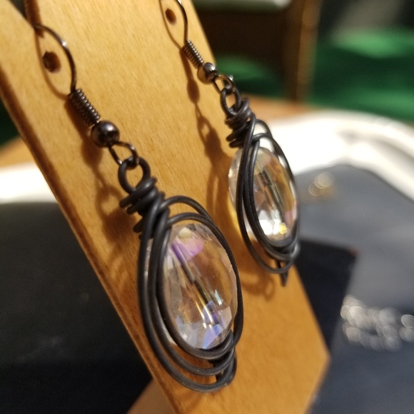 Weaved black crystal earrings - Picture 3 of 4